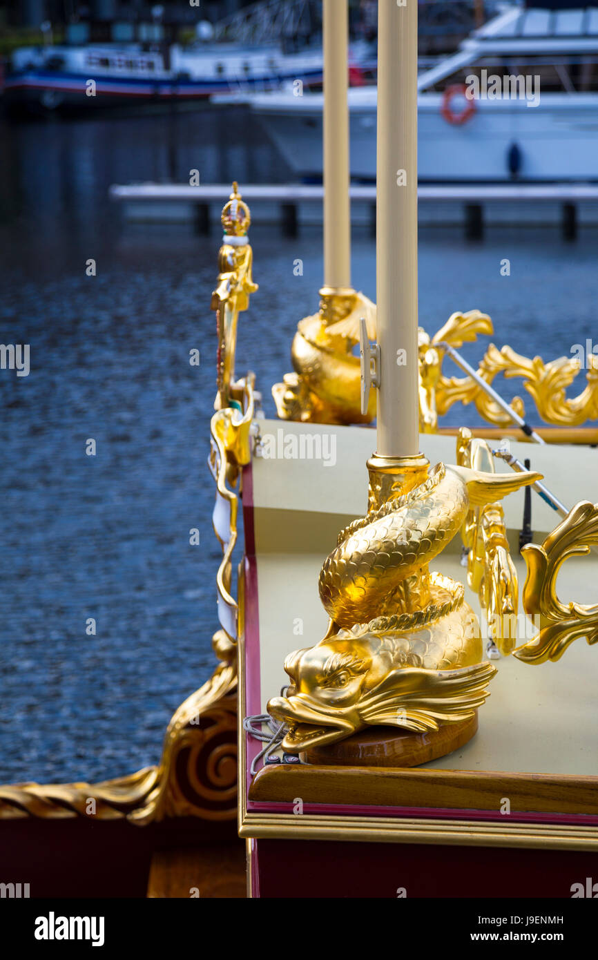 Detalle de la barcaza Gloriana en St Katharine Docks - encargado de Falúas Reales como homenaje a la Reina Isabel II por sus bodas de diamante Foto de stock