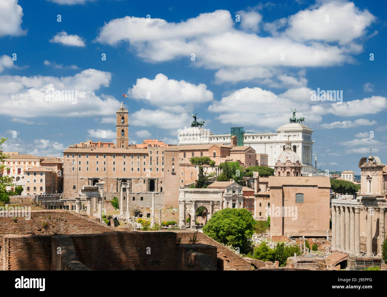El Foro Romano y el Capitolio visto desde la colina del Palatino, en el centro histórico de Roma. Foto de stock