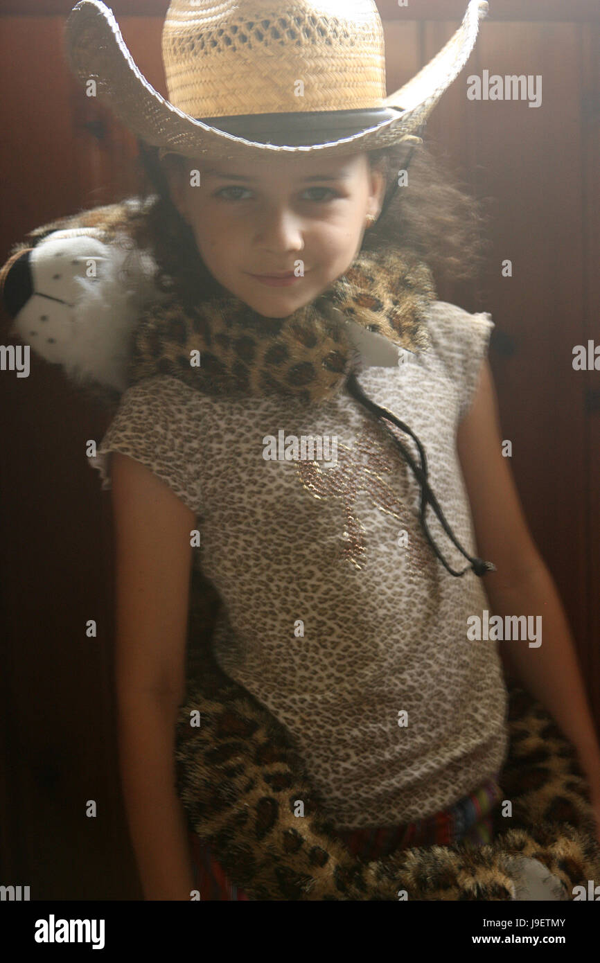 Retrato de niña jugando con un peluche grande Foto de stock