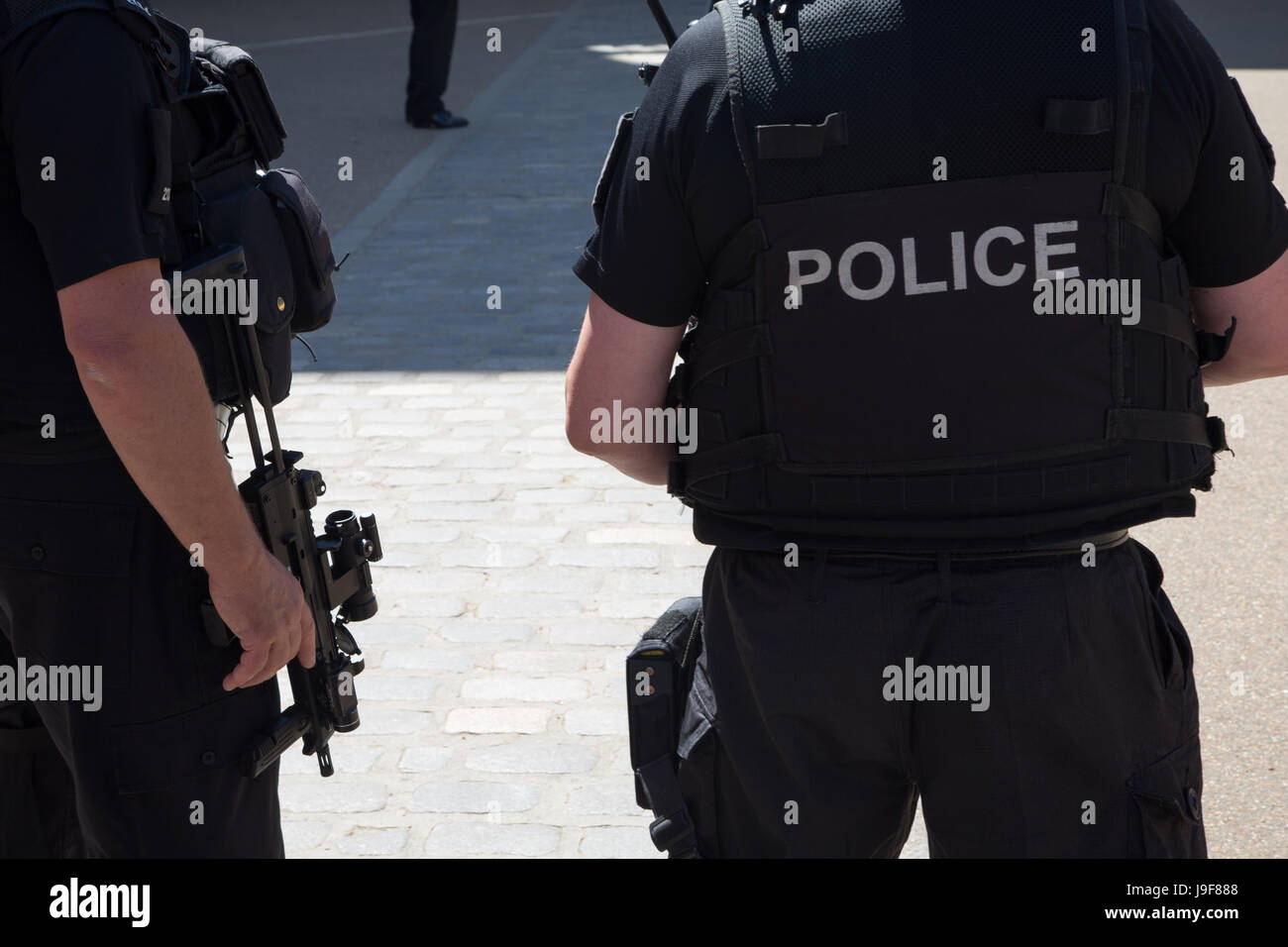 Londres, Reino Unido. 25 de mayo de 2017 la policía armada en Londres después de la Manchester ataque terrorista se produjo una explosión en el Manchester Arena en la tarde de mayo Foto de stock