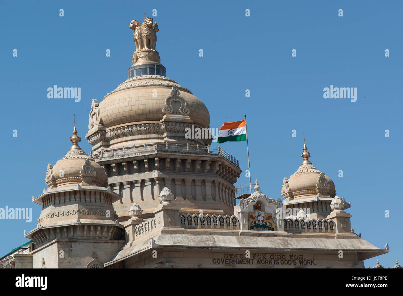 La bandera nacional de la India vuela al frente de las oficinas del gobierno estatal, (Vidhana Soudha) en Bengalaru, Karnatake, India Foto de stock
