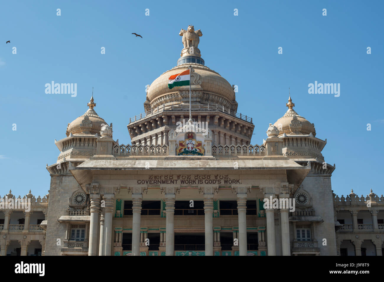 La bandera nacional de la India vuela al frente de las oficinas del gobierno estatal, (Vidhana Soudha) en Bengalaru, Karnatake, India Foto de stock
