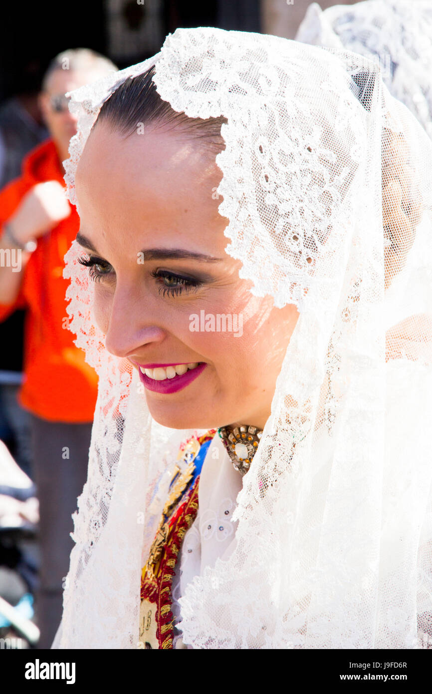 Una mujer joven vestida con el traje tradicional de la reunión anual de Las Fallas (incendios) celebración en Valencia, España. Foto de stock