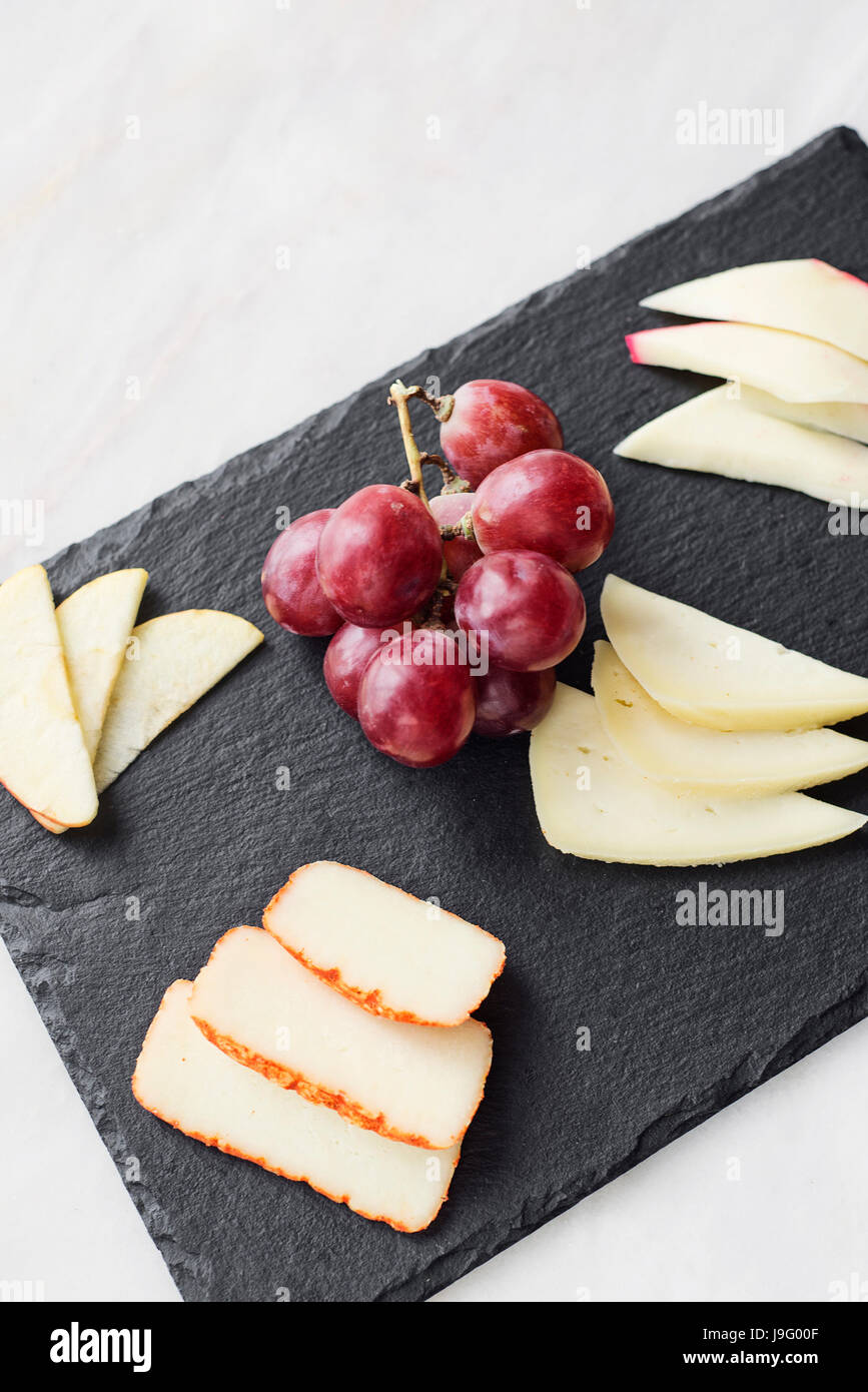 Tabla de quesos, tabla de quesos, carne y tabla. Verduras y frutas con queso  y chocolate, prosciutto y salami con pan. Una gran tabla de aperitivos para  Fotografía de stock - Alamy