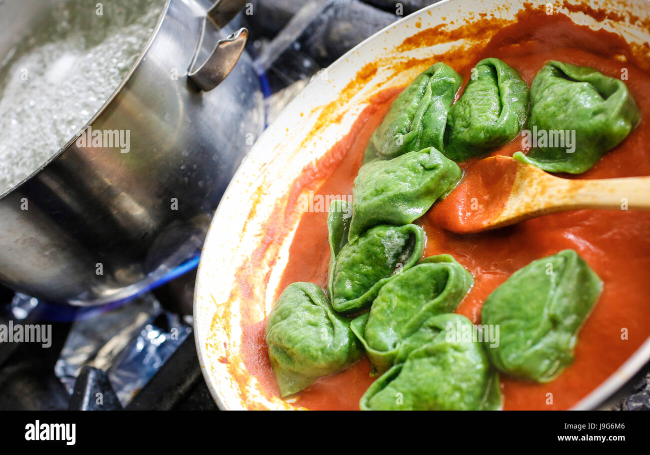 Tortelloni verde. Bolognese típico caseros rellenos de pasta fresca al