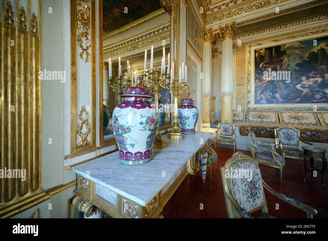 Jarrones de porcelana china c 18 de salón o Salón del Château Borély o MARSELLA Marsella Francia Foto de stock