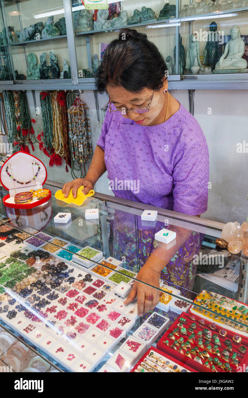 Yangon, Myanmar, Mercado Bogyoke, piedras preciosas y joyería Foto de stock