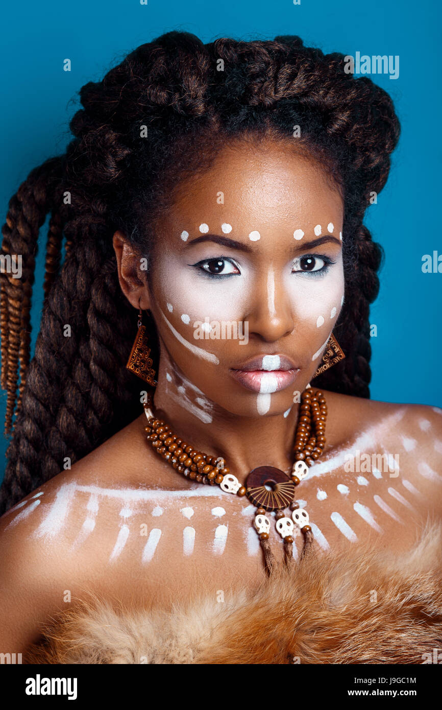 Beautiful african girl bright makeup fotografías e imágenes de alta  resolución - Alamy