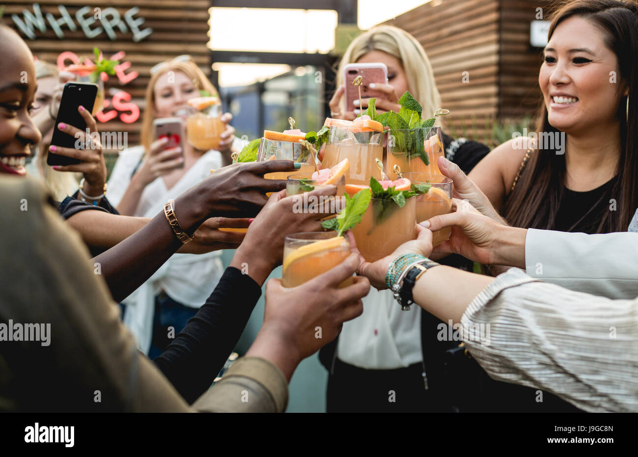 Mujer en una milenaria Casamigos Cocktail Party Evento en West Hollywood Foto de stock
