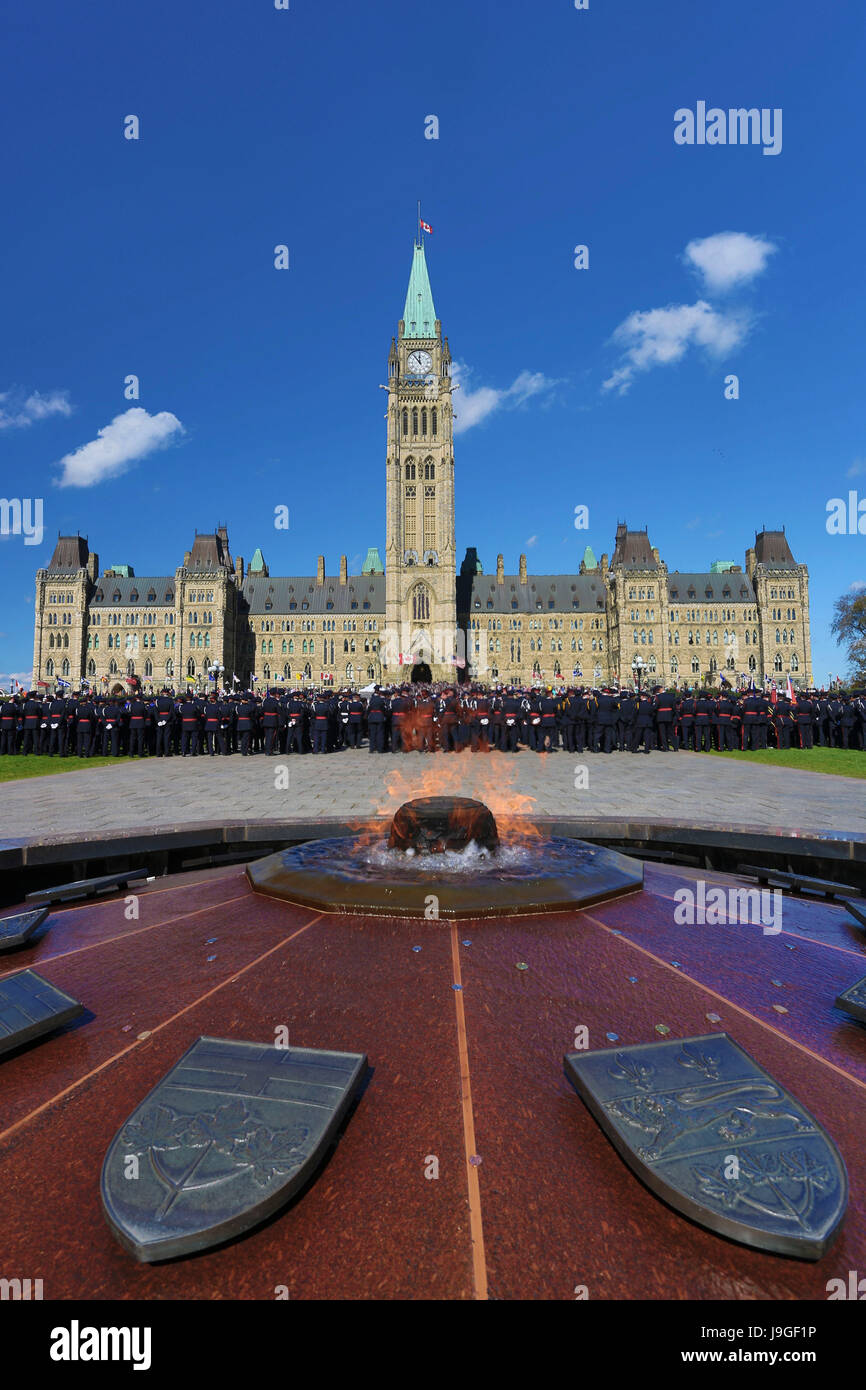 La ciudad de Ottawa, Canadá, el Parliament Hill, Bloque Central, llama Centenialle Foto de stock