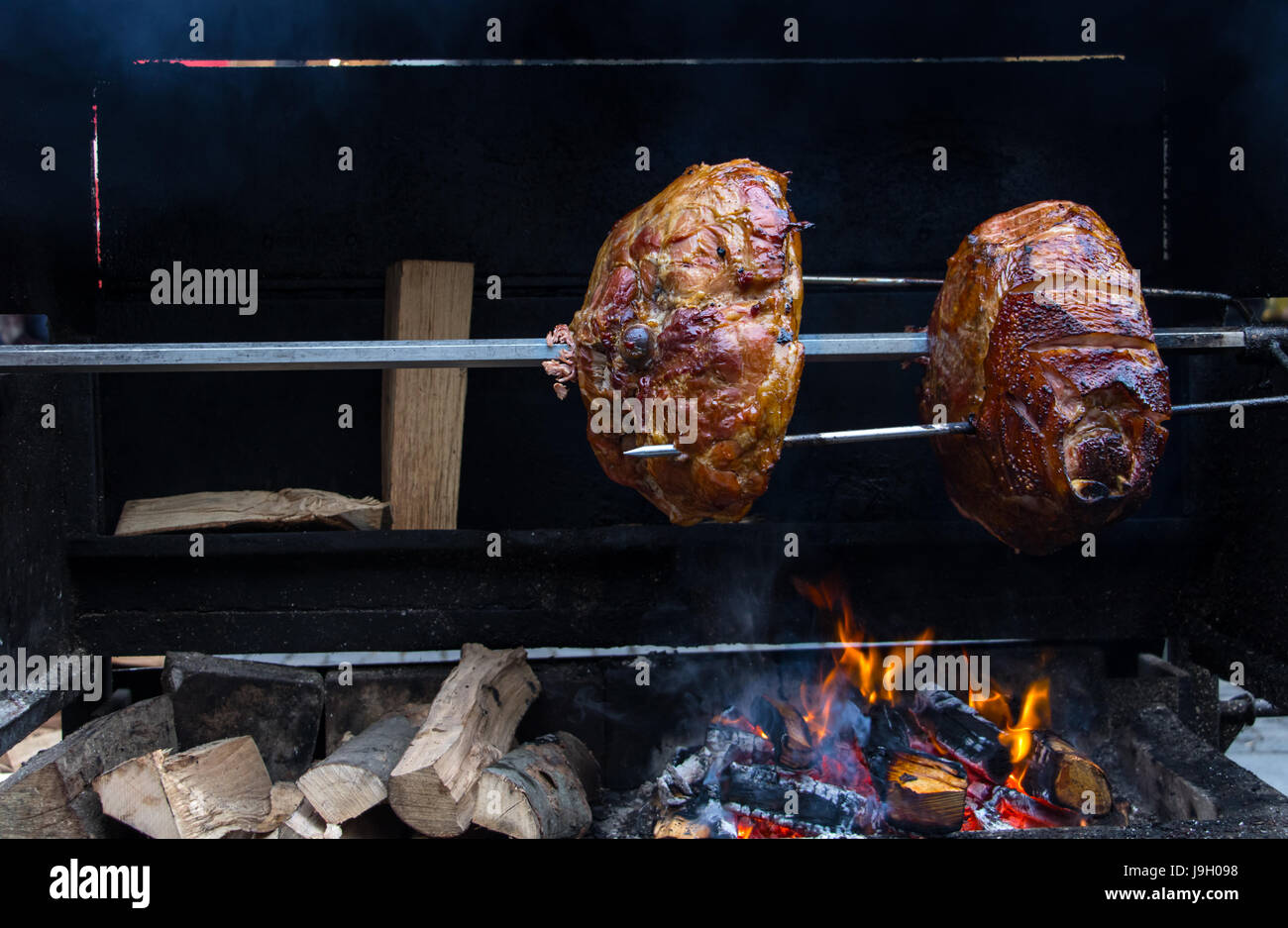 Cocinar la carne sobre fuego abierto o un asado Fotografía de