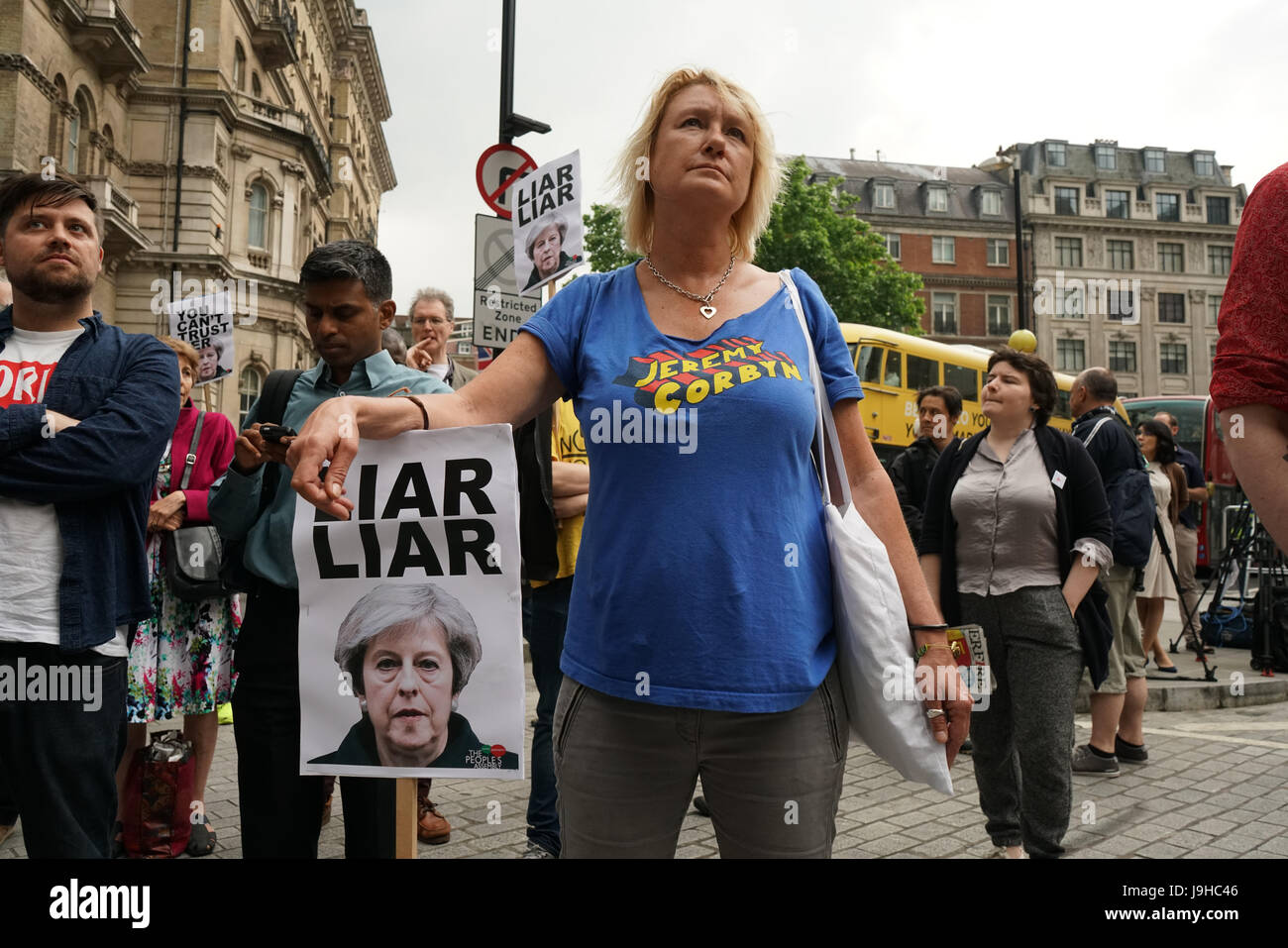 Londres, Reino Unido. El 2 de junio de 2017. Puede Anti-Theresa demo fuera de la BBC: "Soy una amenaza" no1 canción -mentiroso mentiroso. Crédito: Ver Li/Alamy Live News Foto de stock