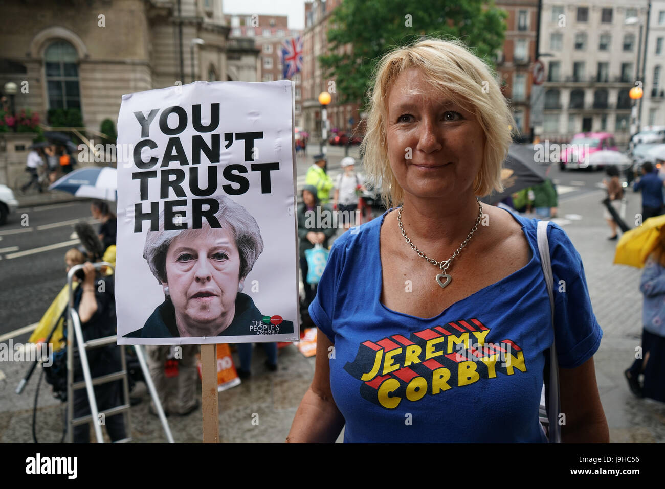 Londres, Reino Unido. El 2 de junio de 2017. Puede Anti-Theresa demo fuera de la BBC: "Soy una amenaza" no1 canción -mentiroso mentiroso. Crédito: Ver Li/Alamy Live News Foto de stock