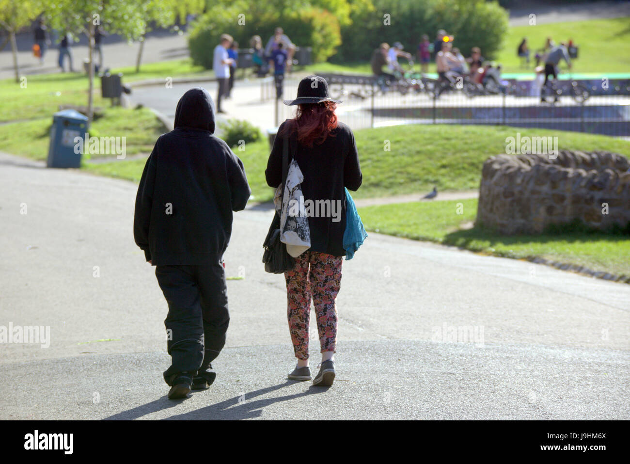Glasgow parque Kelvingrove escenas parejas cogidos de la mano Foto de stock