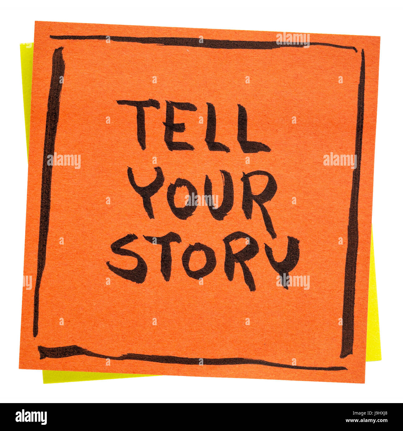 Cuéntenos su historia inspiradora consejos - escritura en una nota adhesiva aislado Foto de stock