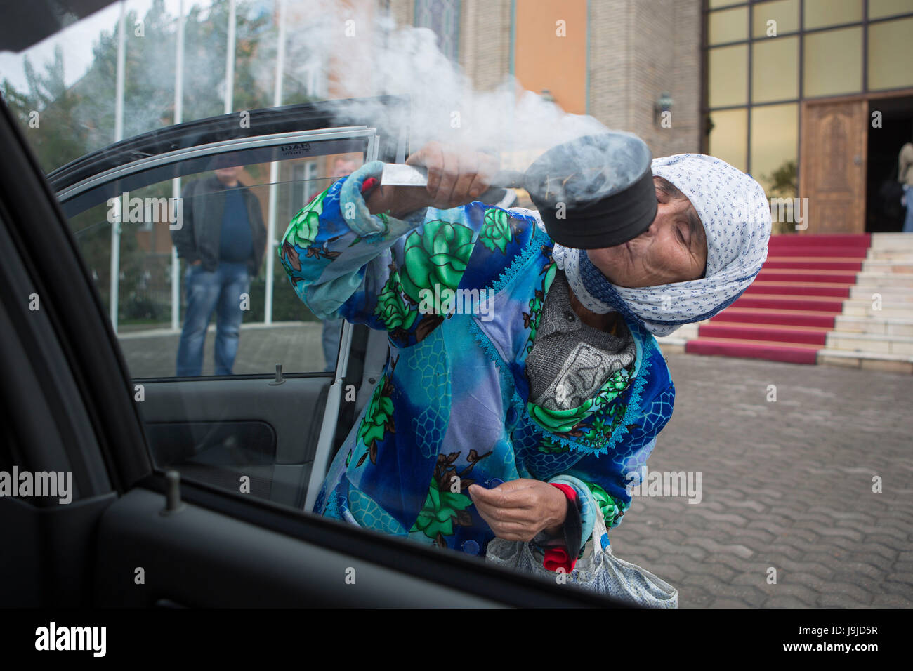 Uzbekistán, en la ciudad de Bujara, soplando humo para un viaje seguro Foto de stock