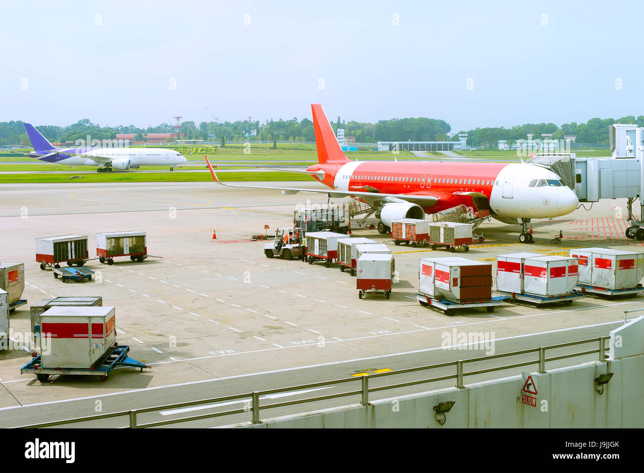 La carga de un avión en progreso en el aeropuerto Foto de stock