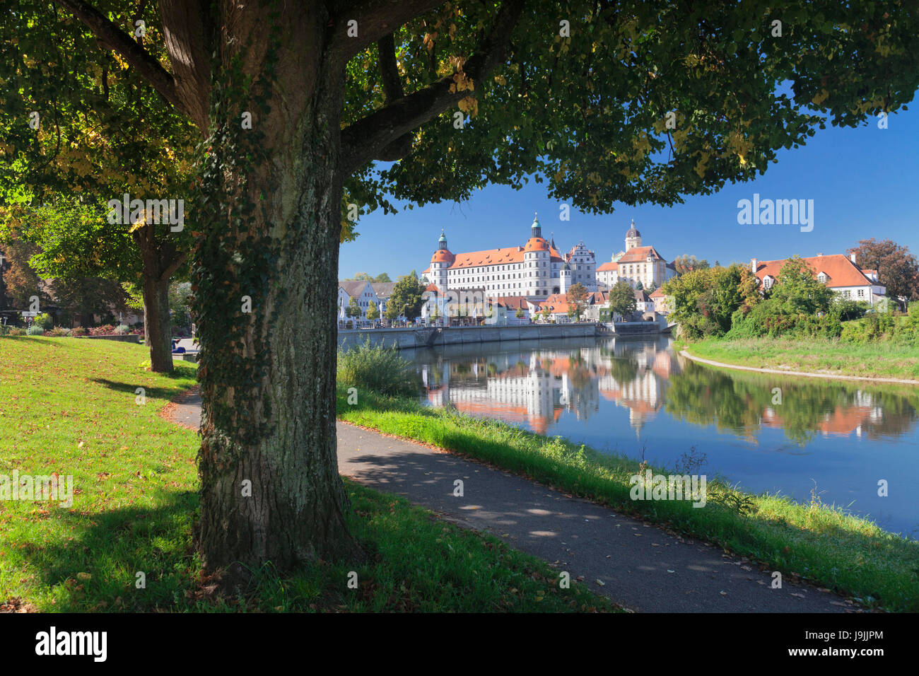 El muelle del Danubio con castillo residencia Neuburger, Neuburg en el Danubio, la Alta Baviera, Alemania Foto de stock