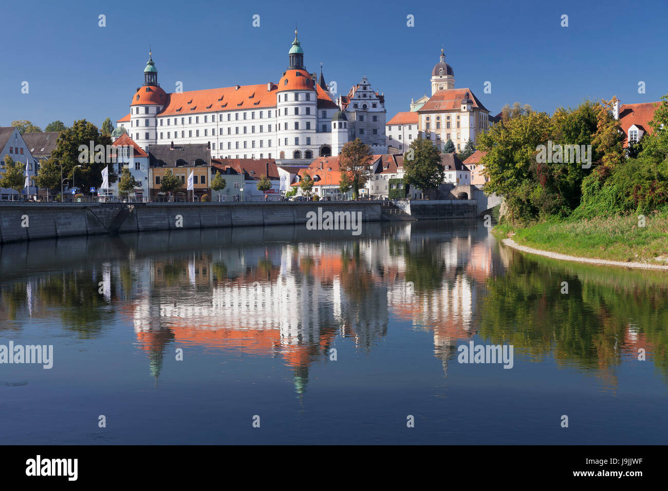 El muelle del Danubio con castillo residencia Neuburger, Neuburg en el Danubio, la Alta Baviera, Alemania Foto de stock
