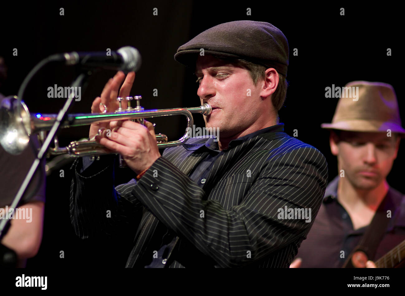 Captain Ska con el trompetista Jake Pintor en primer plano en una actuación en Londres 2012. Su canción "mentiroso, mentiroso" tiene más de 2,5 millones de vistas en YouTube Foto de stock