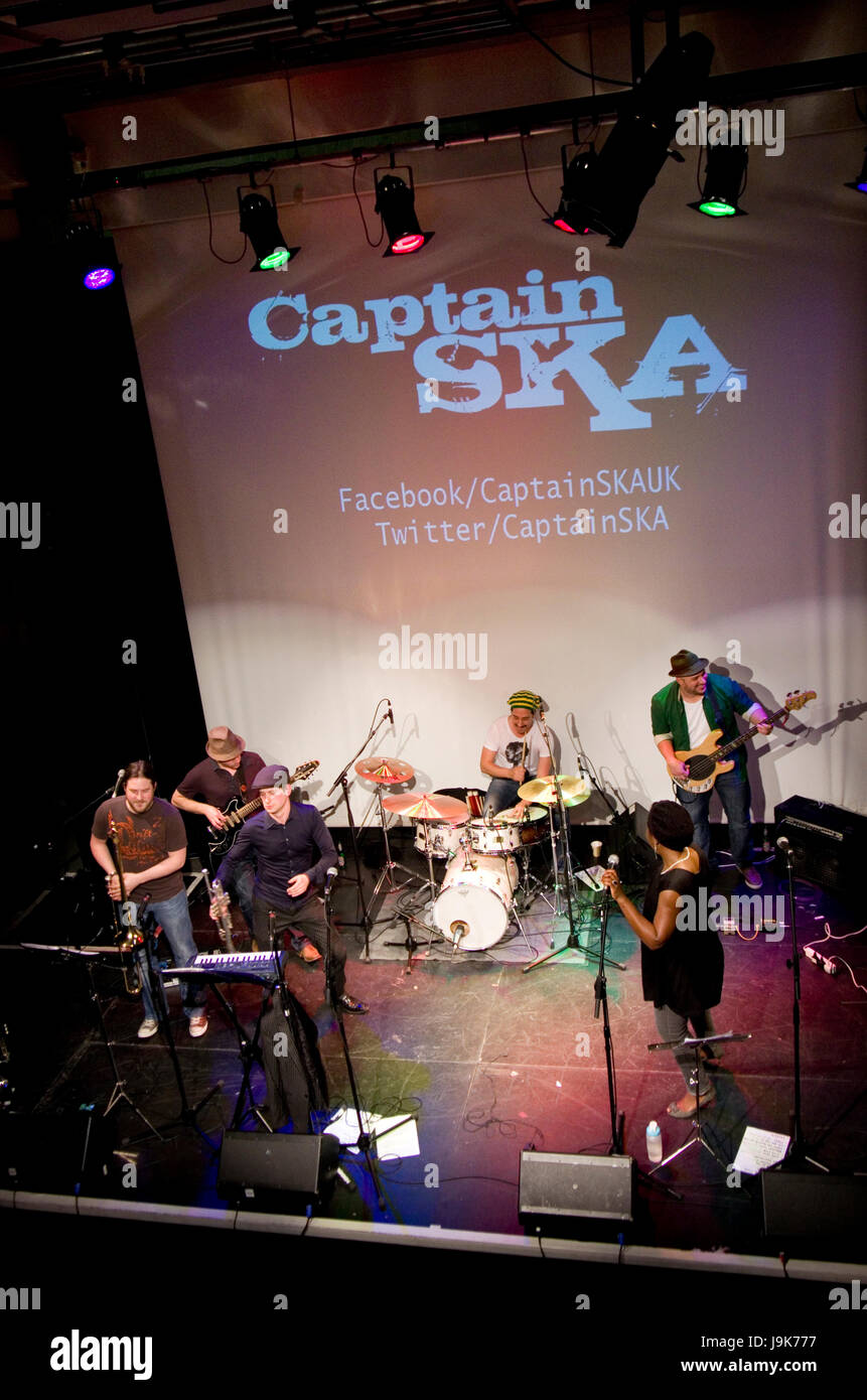 Captain Ska en una actuación en Londres 2012. Sus canciones de protesta "mentiroso, mentiroso" ha atraído a miles de descargas y millones de vistas en YouTube Foto de stock