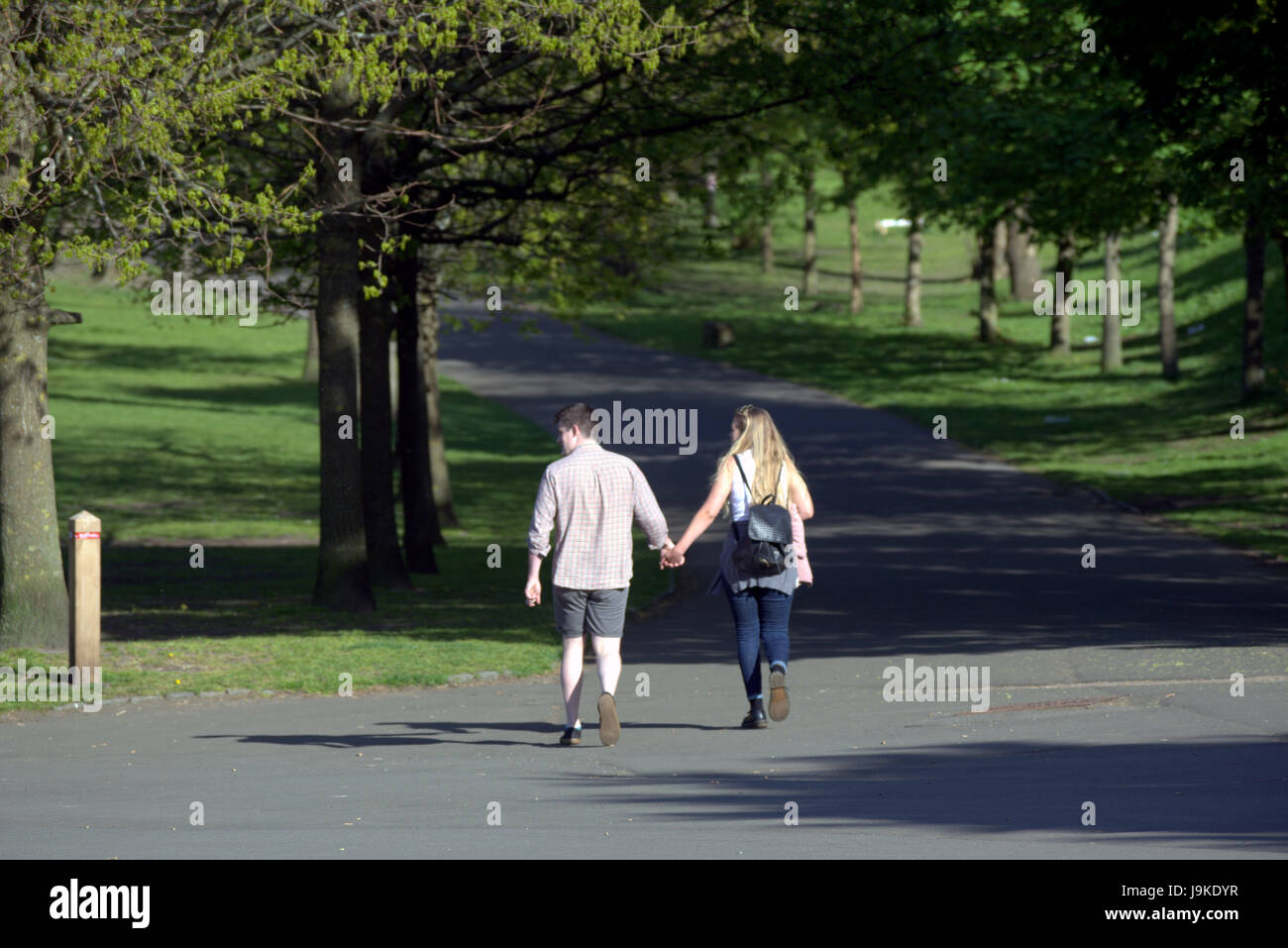 Glasgow parque Kelvingrove escenas parejas cogidos de la mano Foto de stock