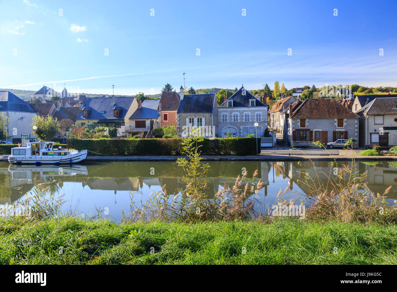 Francia, Cher, Menetreol-sous-Sancerre, la aldea y el pequeño puerto en el canal lateral a la Loire Foto de stock