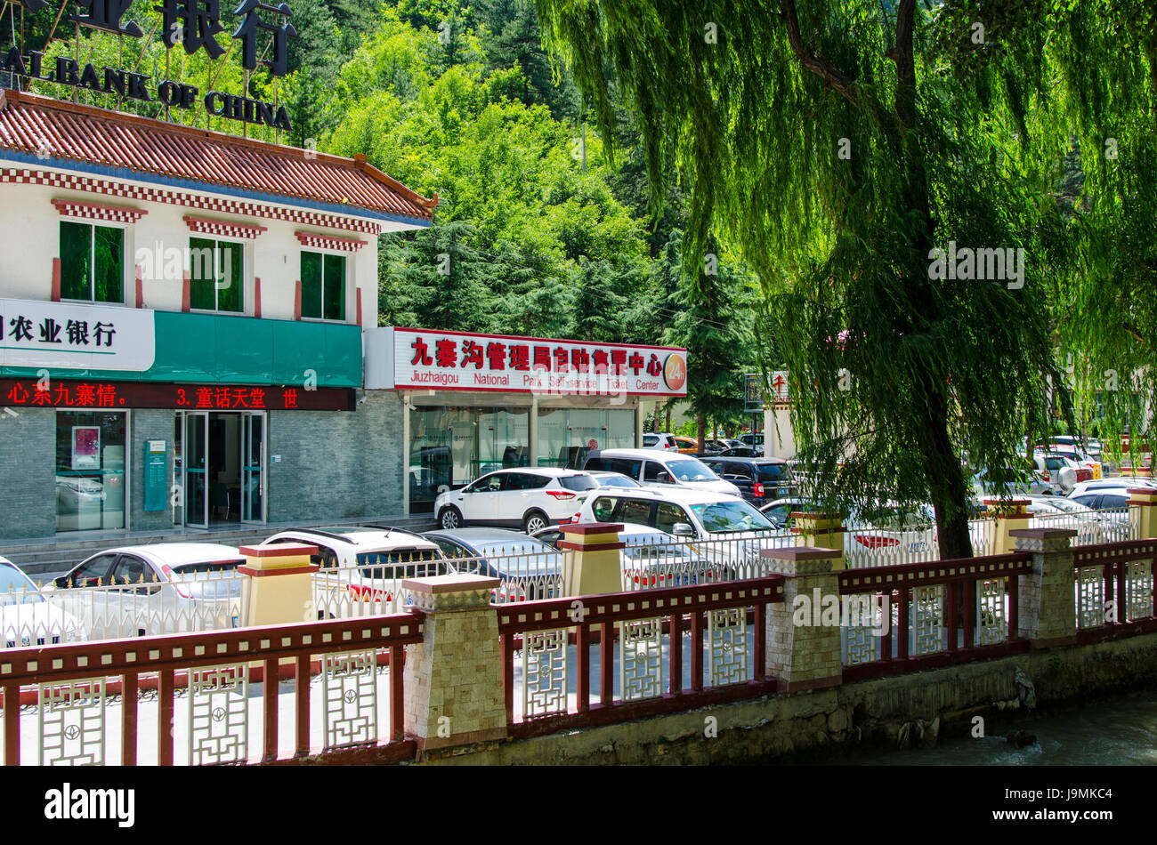 Una oficina de venta de billetes para la Nationalk Park se encuentra en la calle principal de Jiuzhaigou, Sichuan, China Foto de stock