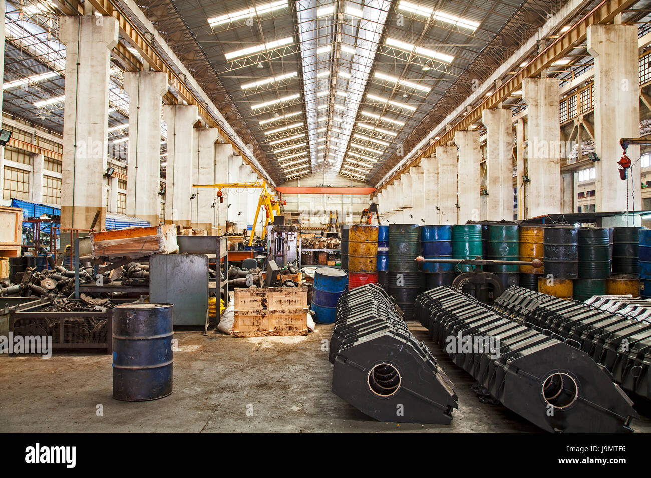 El depósito de zinc y equipo en la industria fábrica de fondo