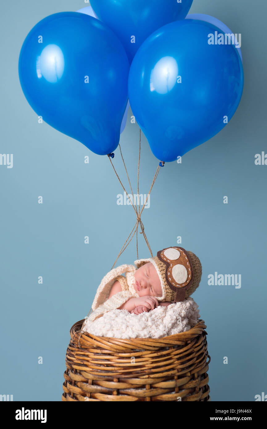 Idealmente cómo utilizar reemplazar Nueve días de dormir viejo bebé recién nacido niño usando un sombrero de  aviador y fingir estar durmiendo en un globo de aire caliente Fotografía de  stock - Alamy