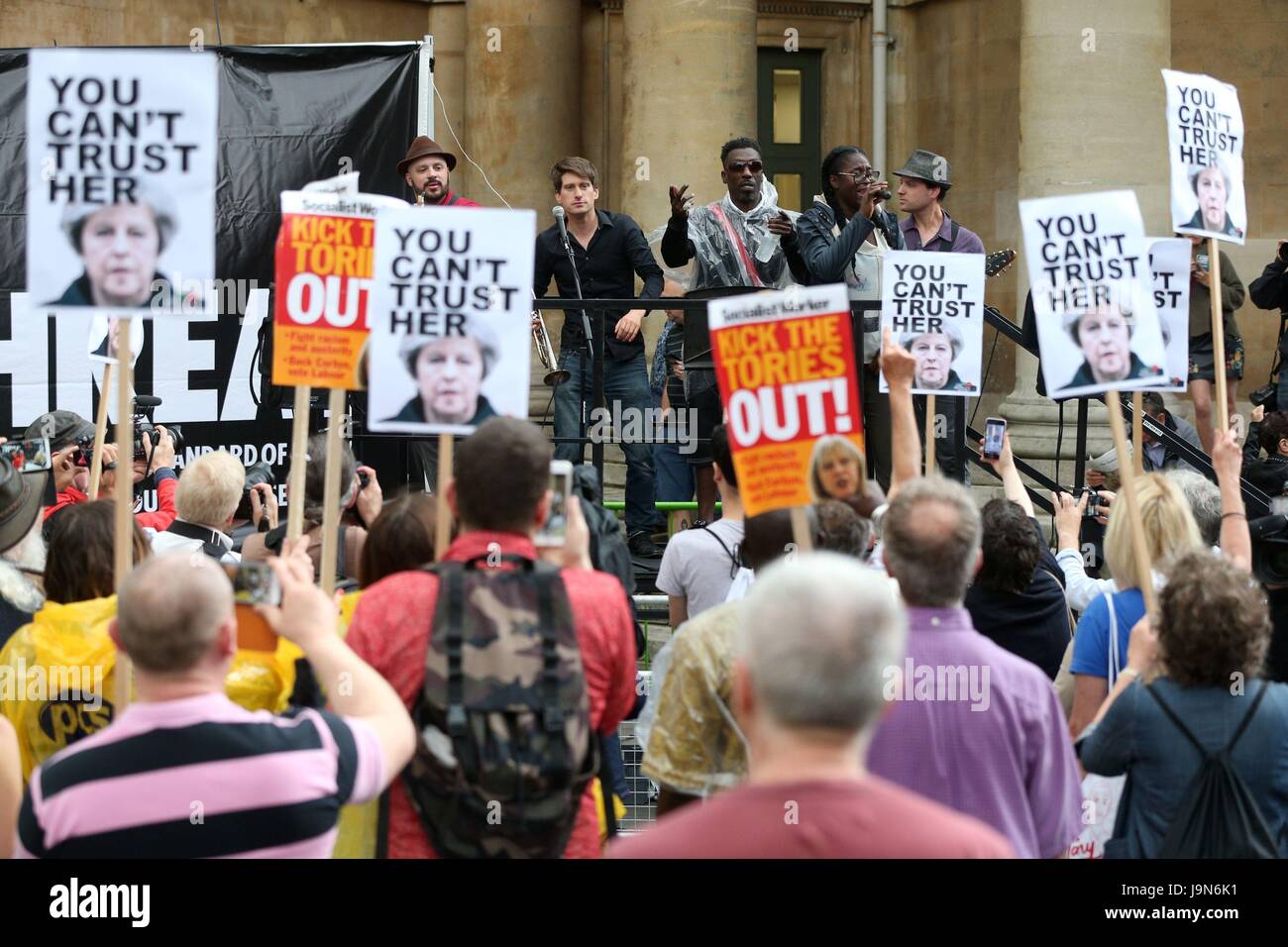 Captain Ska realizar su canción mentiroso mentiroso GE2017 fuera de la BBC Broadcasting House en Londres, donde la gente está protestando por Radio 1's negativa a reproducir la canción. Foto de stock