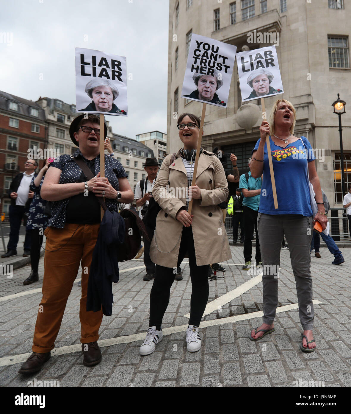 Manifestantes fuera de la BBC Broadcasting House en Londres, donde están protestando por Radio 1's negativa a reproducir la canción mentiroso mentiroso. Foto de stock