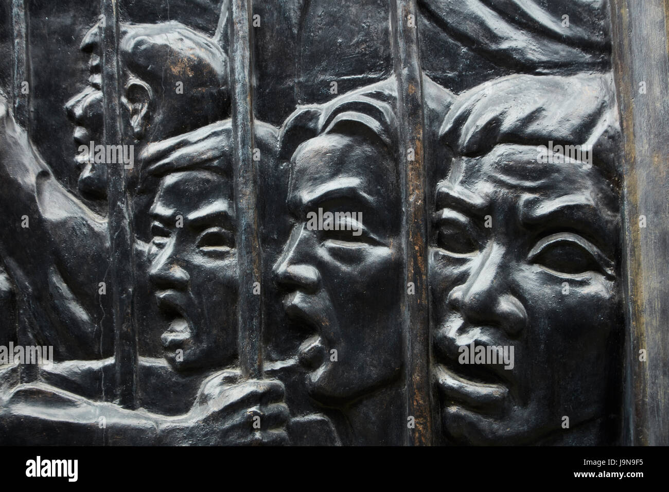 Bajorrelieve de prisioneros tras las rejas, la cárcel de Hoa Lo Museum, (aka Hanoi Hilton), Hanoi, Vietnam Foto de stock
