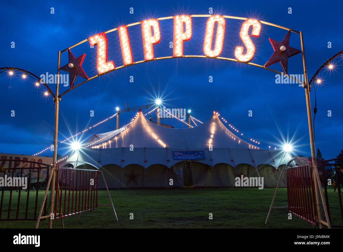 Zippo la Carpa del Circo y firmar las luces por la noche Fotografía de  stock - Alamy