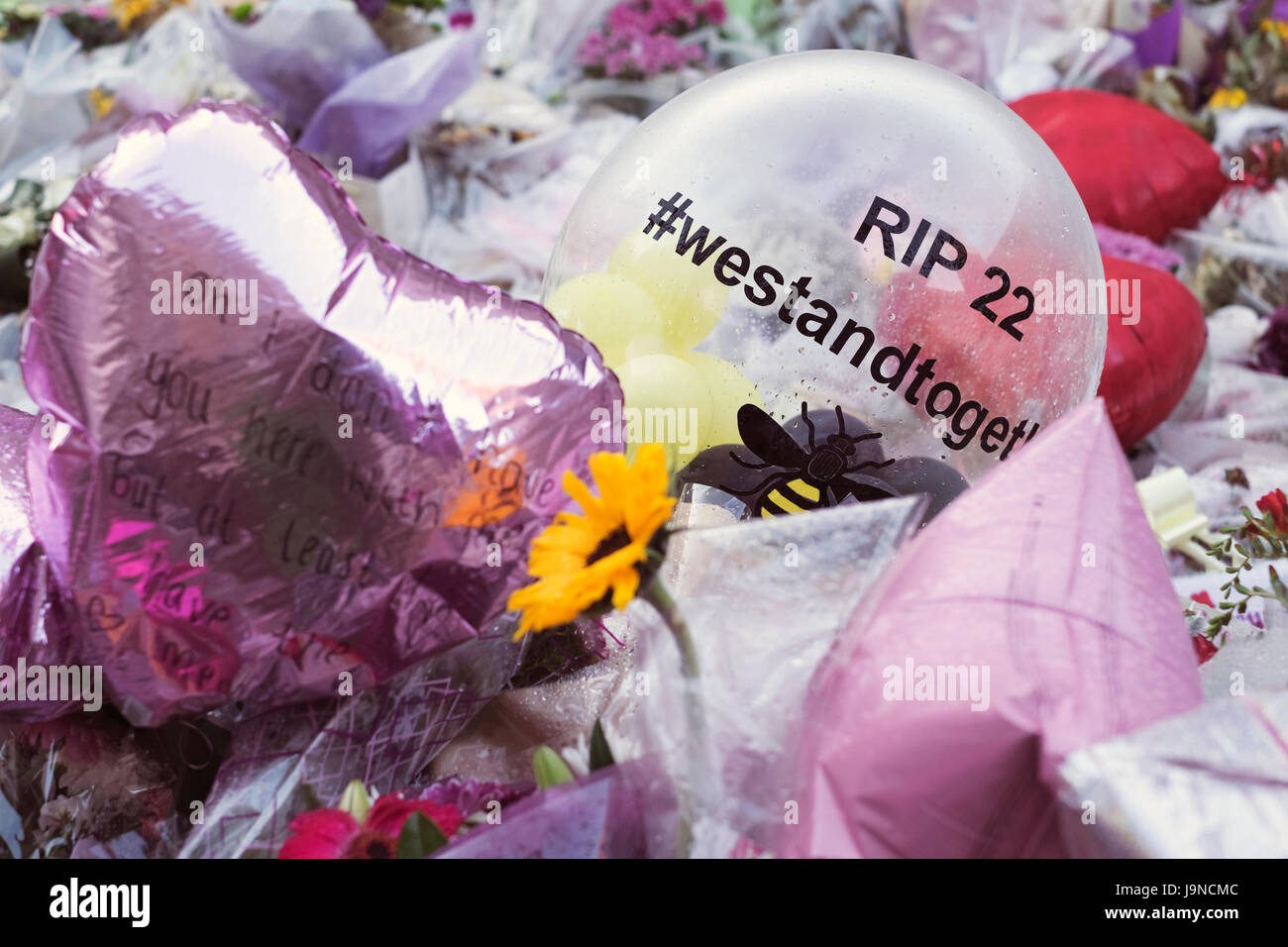 Manchester, Reino Unido. 3 de junio de 2017. Mover ofrenda floral a las 22 personas que murieron en el ataque terrorista en el Ariana Grande concierto en el Manchester Arena, Foto de stock