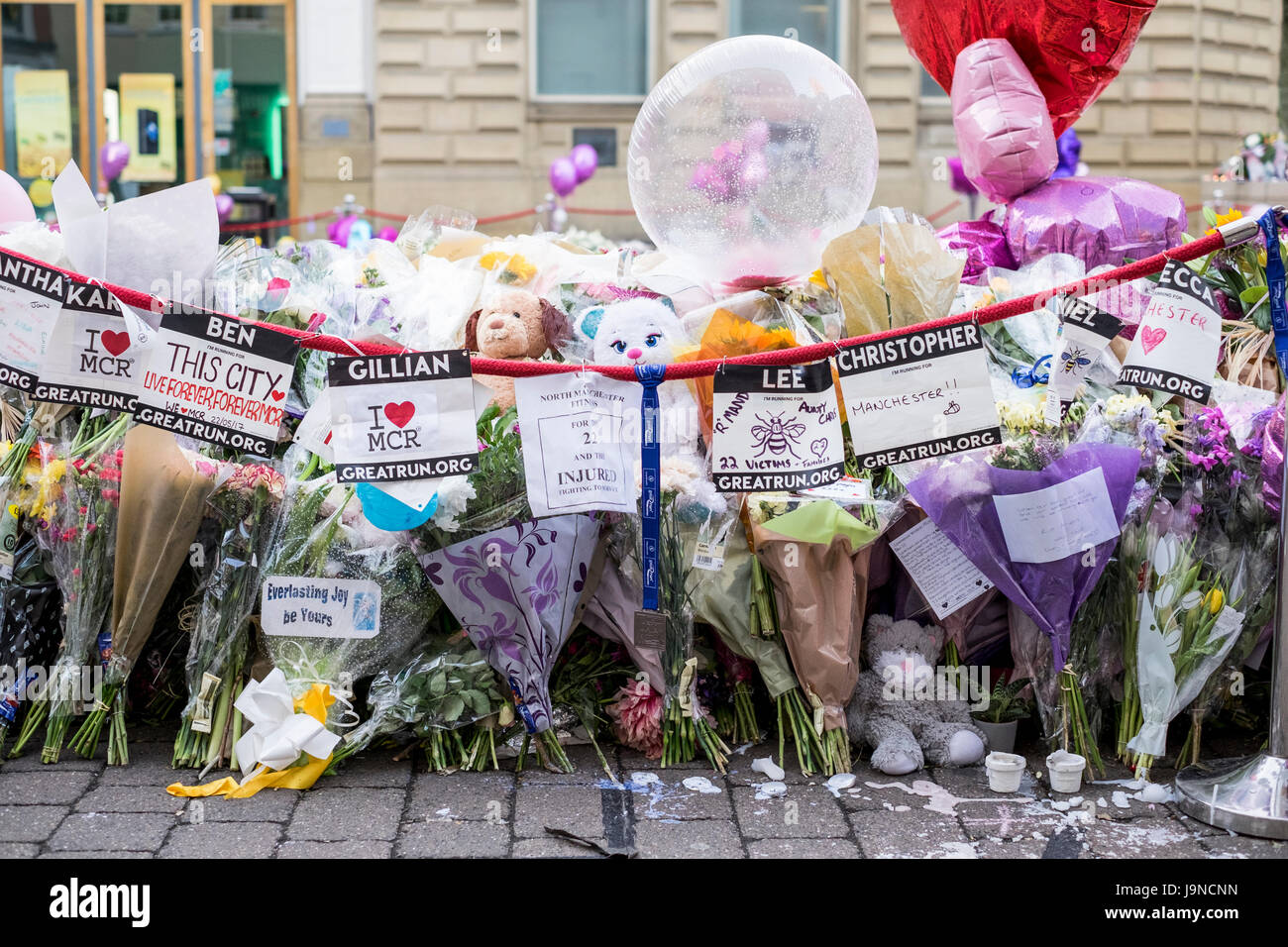 Manchester, Reino Unido. 3 de junio de 2017. Mover ofrenda floral a las 22 personas que murieron en el ataque terrorista en el Ariana Grande concierto en el Manchester Arena, Foto de stock