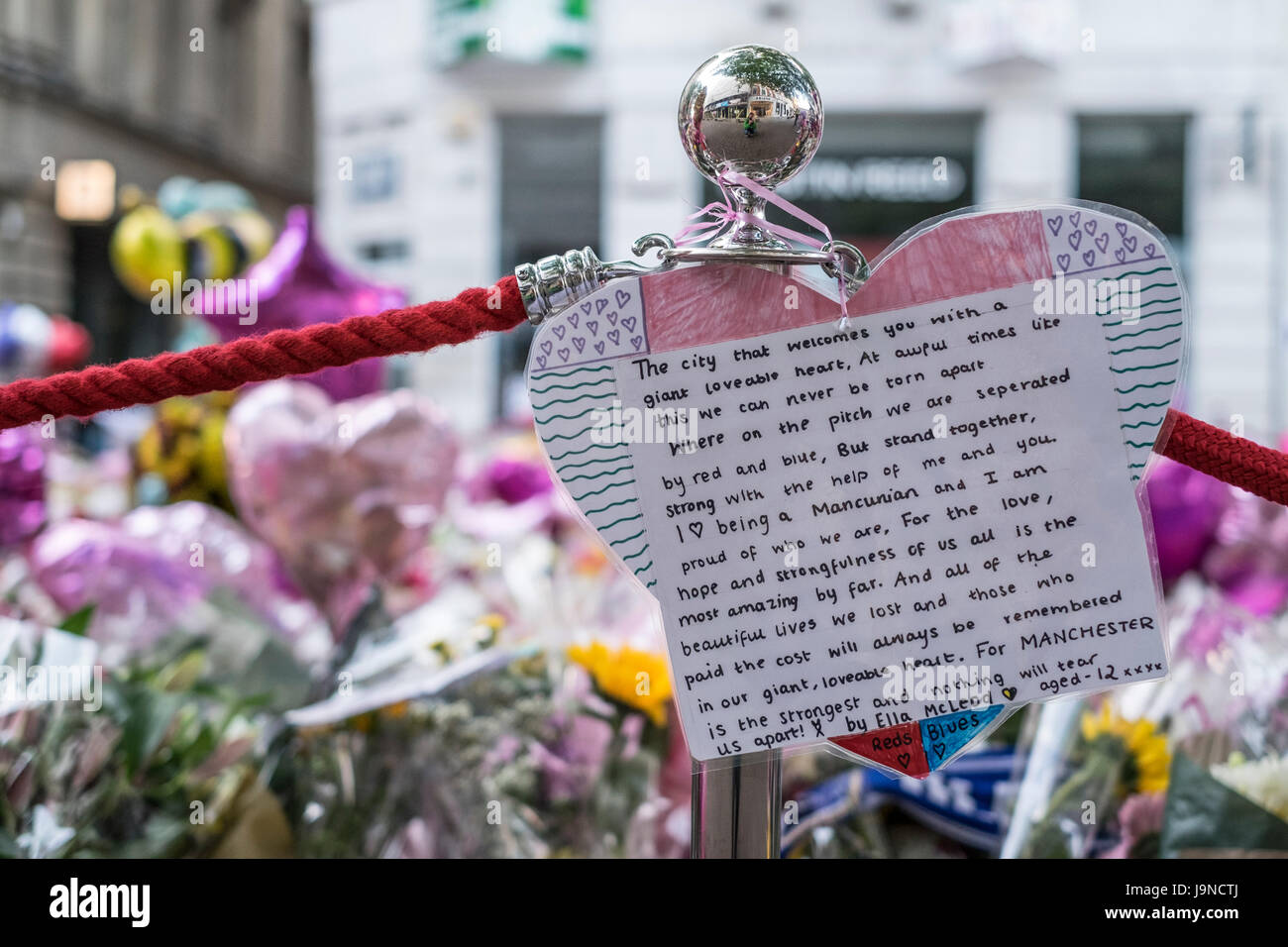 Manchester, Reino Unido. 3 de junio de 2017. Mover ofrenda floral a las 22 personas que murieron en el ataque terrorista en el Ariana Grande concierto en el Manchester Arena, Foto de stock
