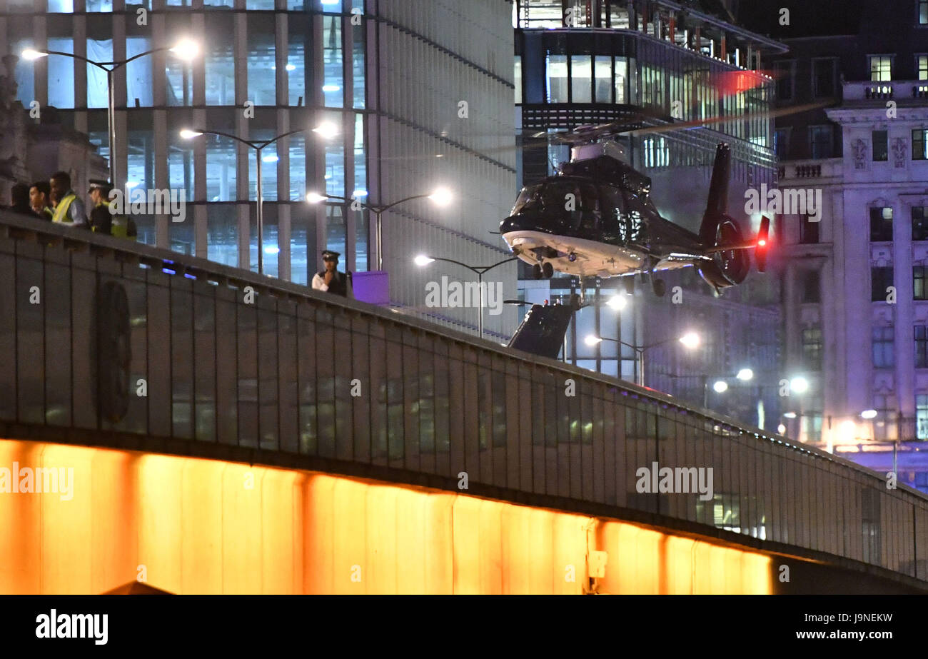 Un segundo helicóptero aterriza en el Puente de Londres como la policía están respondiendo a tres incidentes en la capital, ante los informes de que un vehículo chocó con los peatones en el Puente de Londres, Scotland Yard dice. Se trata de oficiales con informes de casos de apuñalamiento en el mercado Borough Market, donde agentes armados asistieron y hubo disparos. Están también en un incidente en la zona de Vauxhall. Foto de stock