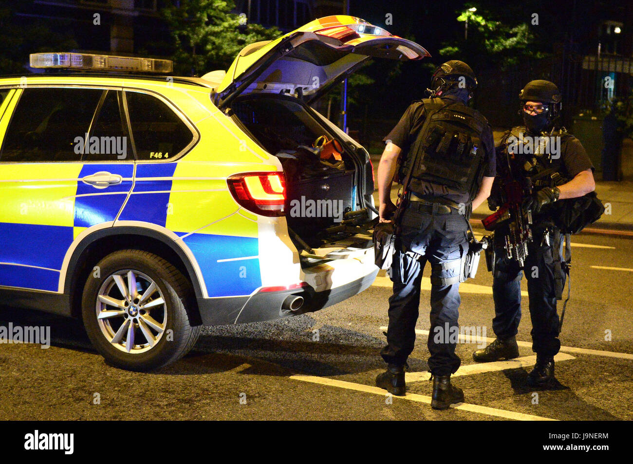 La policía armada en la calle Borough High Street como policía ha confirmado que los incidentes en el puente de Londres y el mercado Borough son 'incidentes terroristas', tras los informes de un vehículo que araba a peatones en un puente y apuñalados. Foto de stock
