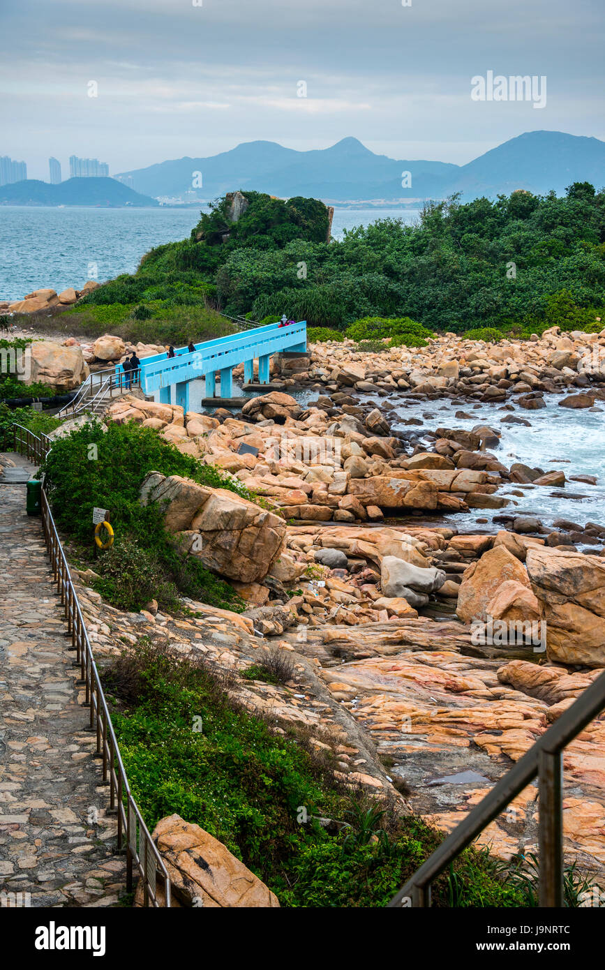 Shek-O Blue Bridge que conducen a Tai Tau Chau Peninsula Hong Kong Foto de stock