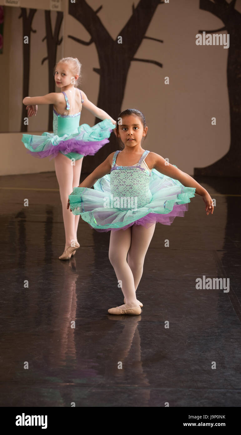 Árabe, clase, ballet, bailarina, adorable, niño, falda, seres humanos,  seres humanos Fotografía de stock - Alamy