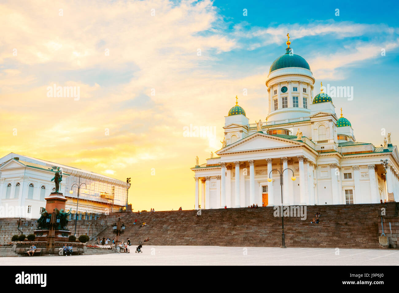 Helsinki, Finlandia. Famosos en la capital finlandesa - La Plaza del Senado con la Catedral Luterana y el monumento al emperador Alexander II de Rusia en el verano S Foto de stock