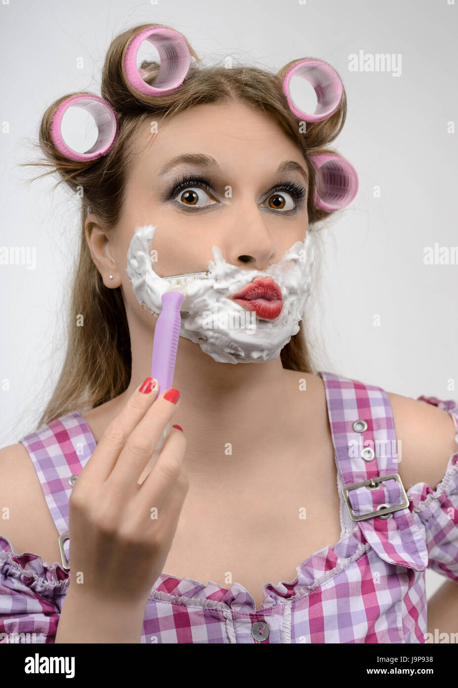Mujer de espuma de afeitar afeitado con navaja húmeda Foto de stock