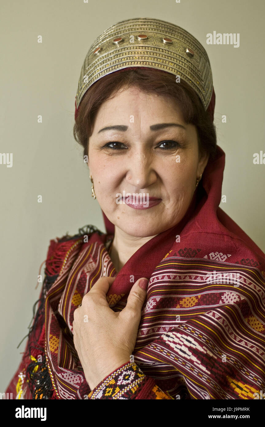 Mujer turcomana en el traje tradicional,el traje nacional,Turkmenistán  Fotografía de stock - Alamy