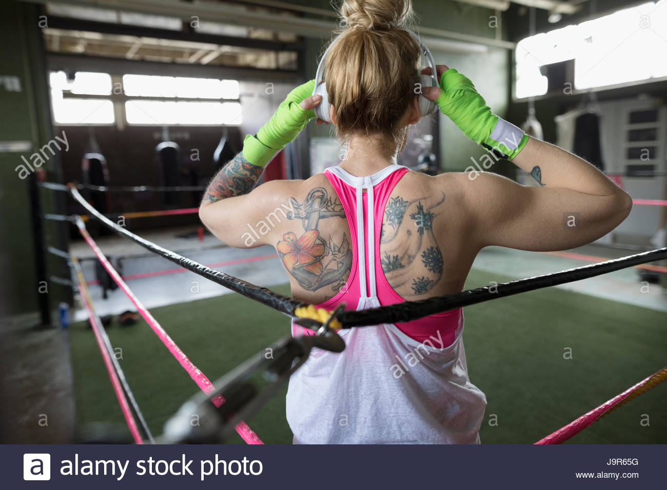 Resultado de imagen para mujeres escuchando musica boxeo