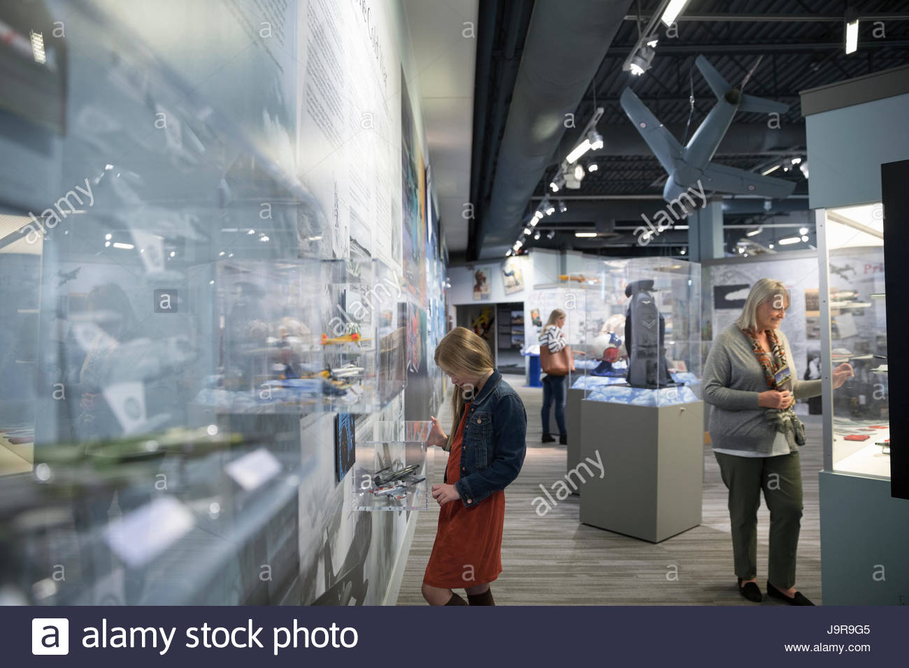 La gente que busca en exposiciones en el museo de la guerra Foto de stock