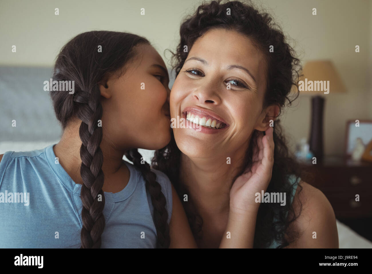 Hija Besando A La Madre En Las Mejillas En La Habitaci N En Casa Fotograf A De Stock Alamy