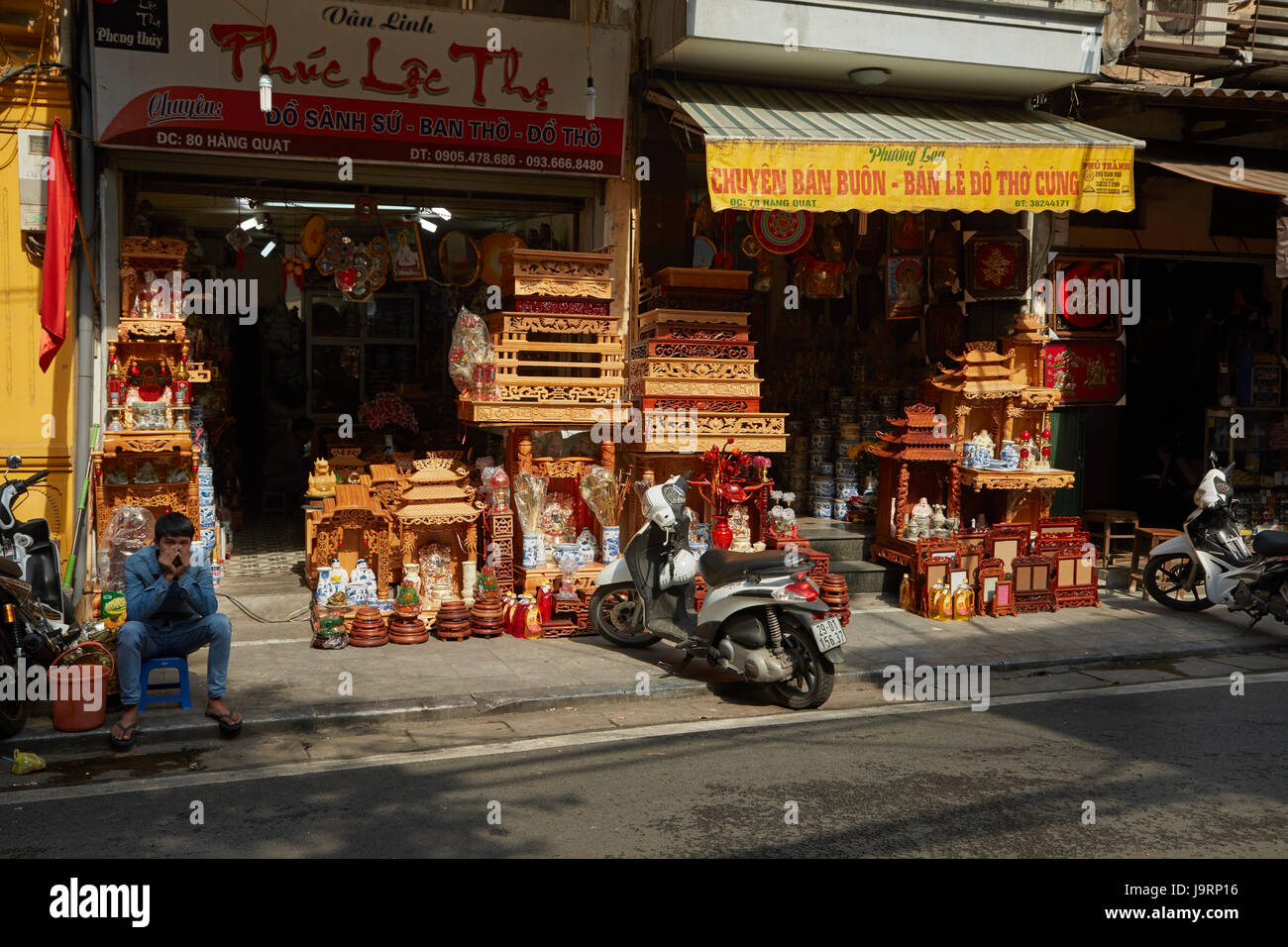 Tienda de venta de productos de filigrana de madera, el Barrio Viejo, Hanoi, Vietnam Foto de stock
