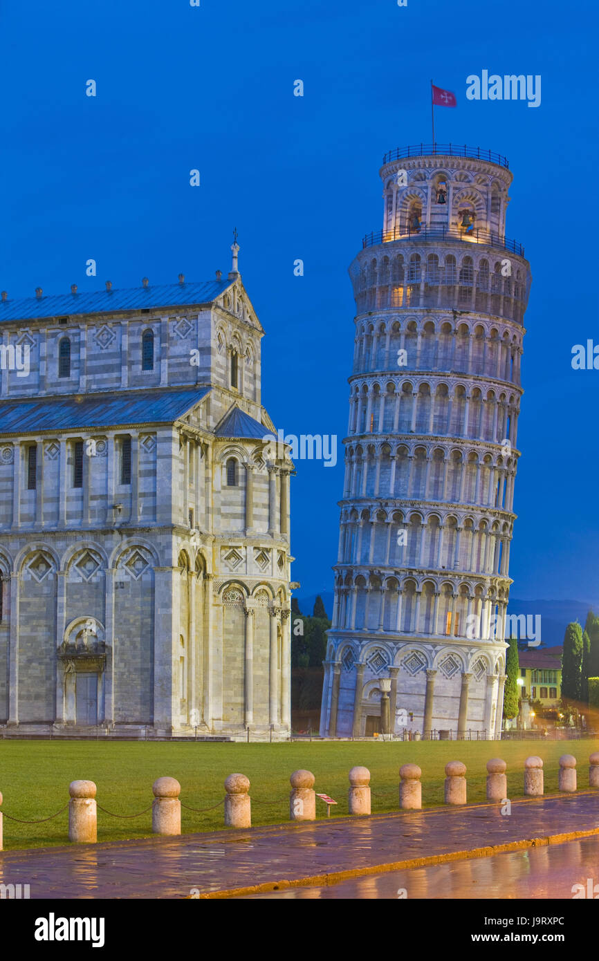 Italia, Toscana, Pisa, Piazza del Duomo,Torre Pendente,'Oblique torre",Catedral,noche,Europa,estructuras,históricamente, la arquitectura,campanario,Campanile,cultura,Duomo de Santa Maria Assunta,iglesia,construcción sacra,iglesia,atmospheric,Campo dei Miracoli,anochecer,lugar de interés,histórica,rizado,patrimonio cultural mundial por la UNESCO,fuera,BT,teaser, Foto de stock