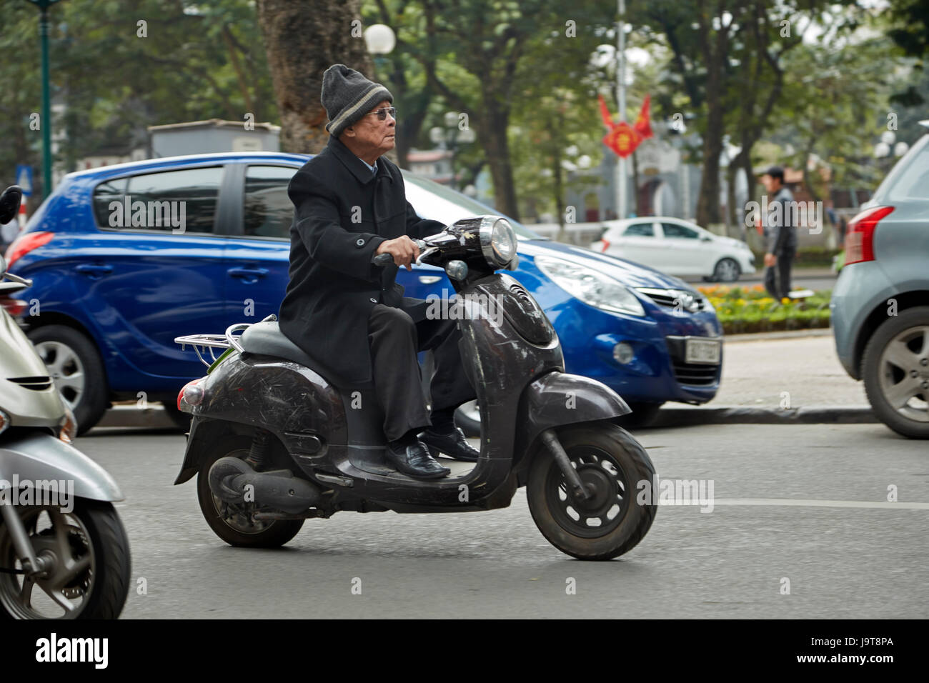 Anciano en un scooter, el Barrio Viejo, Hanoi, Vietnam Foto de stock
